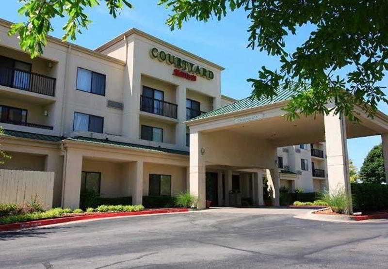 Courtyard By Marriott Tulsa Central Exterior photo