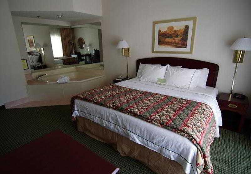 Courtyard By Marriott Tulsa Central Exterior photo