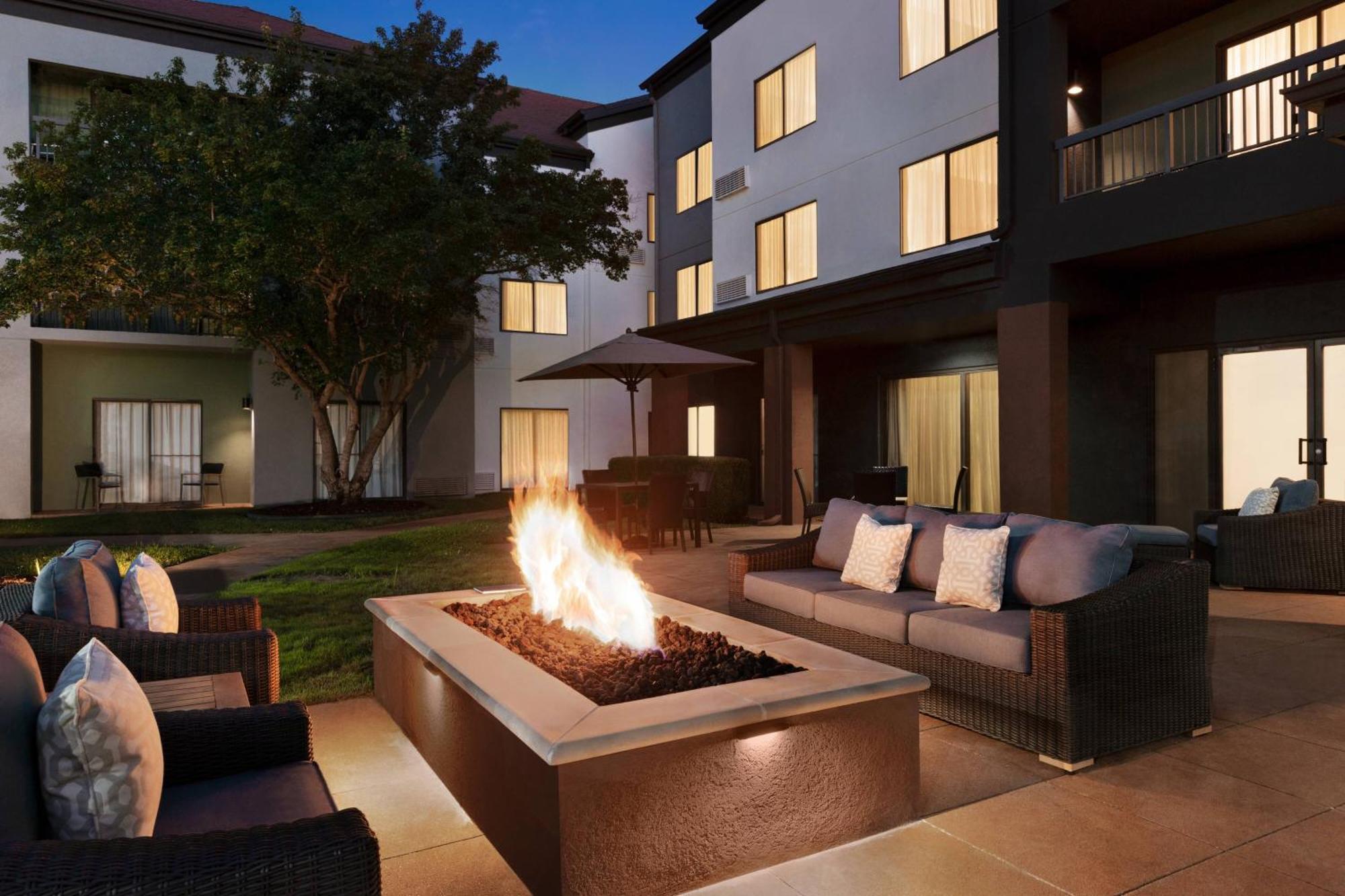 Courtyard By Marriott Tulsa Central Exterior photo