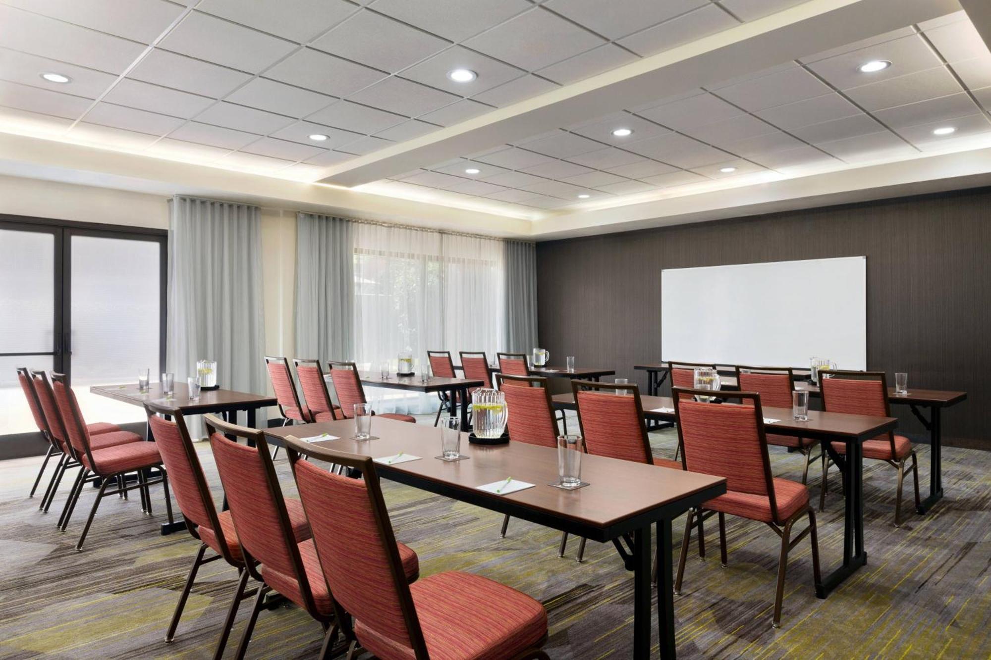Courtyard By Marriott Tulsa Central Exterior photo