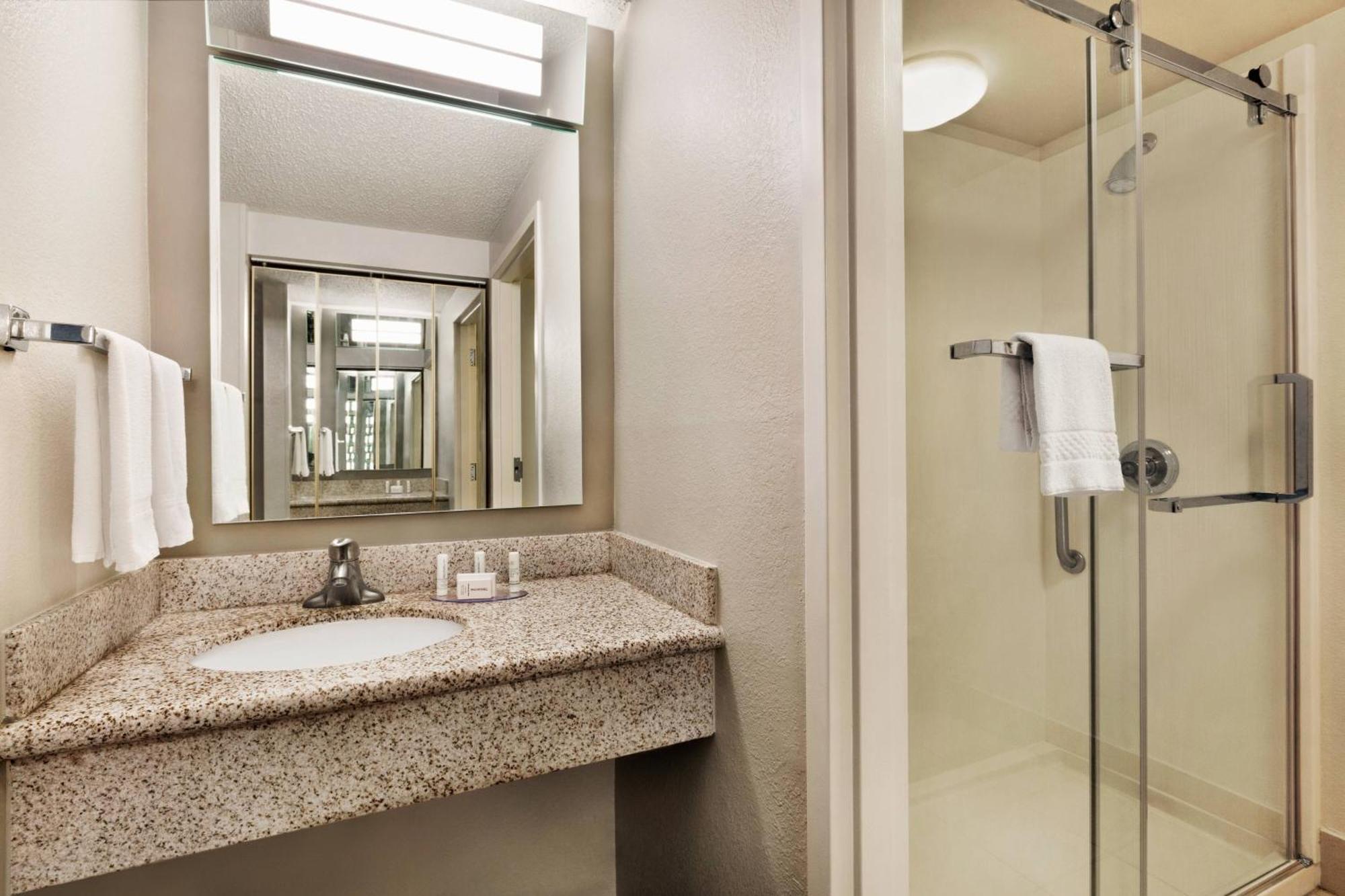 Courtyard By Marriott Tulsa Central Exterior photo